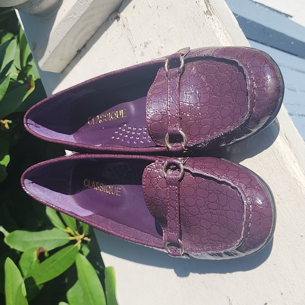 Classique Womens NWOT Sz 7M Loafers Maroon Gold Tone Hardware Crocodile Pattern